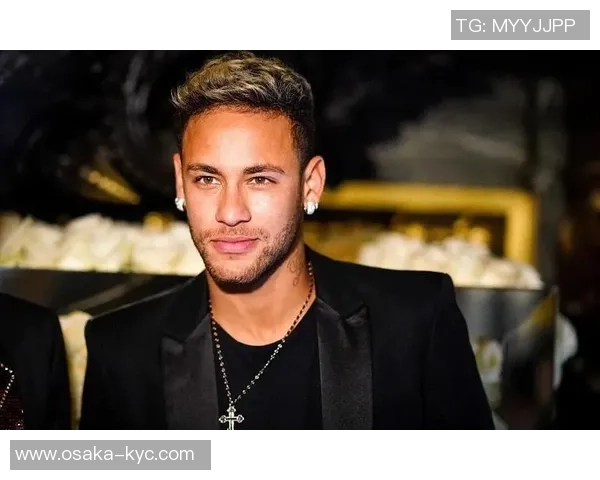 足球明星与女友甜蜜瞬间尽显浪漫魅力球场之外的幸福生活壁纸背景图